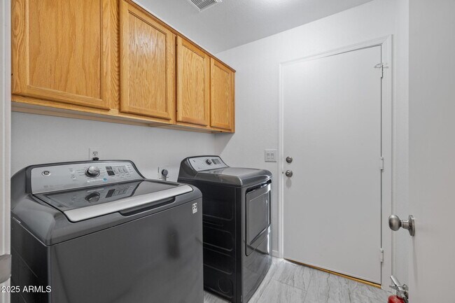 Building Photo - 1250 W Canary Way