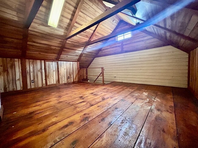 Building Photo - Lovely Two Bedroom Townhouse in Columbia W...