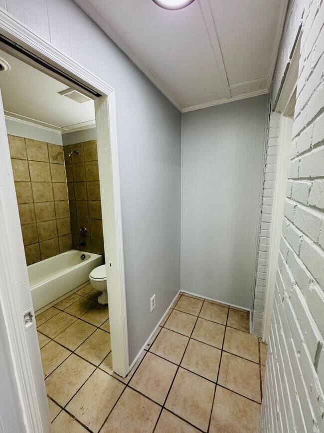 Building Photo - Spacious 3 Bedroom / 2 Bath Home – Designe...