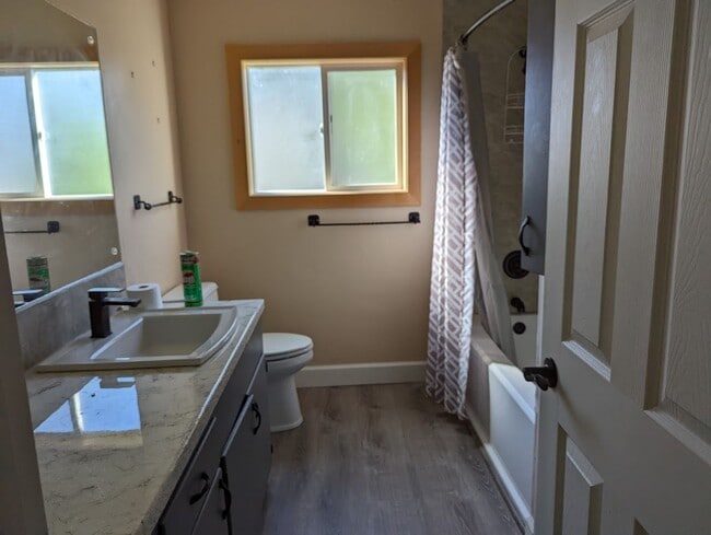 Building Photo - 3 bedroom 2 bath Pet-Friendly House with Amazing Backyard!