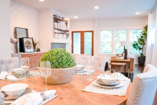 Building Photo - 2156 Byrum Ave