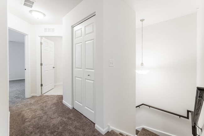 Building Photo - 1985 Kingsley Cir