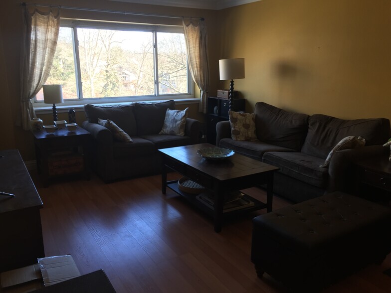 Living room - 412 Benedict Ave