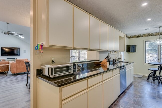 Building Photo - 3247 Summerchase Cir