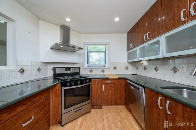 Building Photo - 16 Gerard Ave