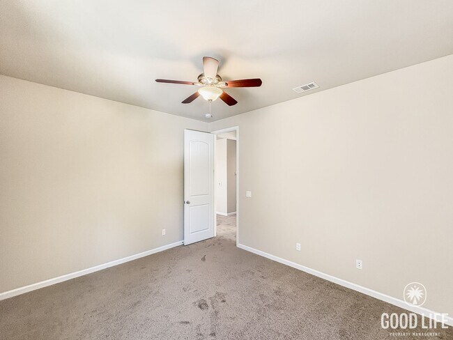Building Photo - Stunning Home with Modern Comforts Spaciou...