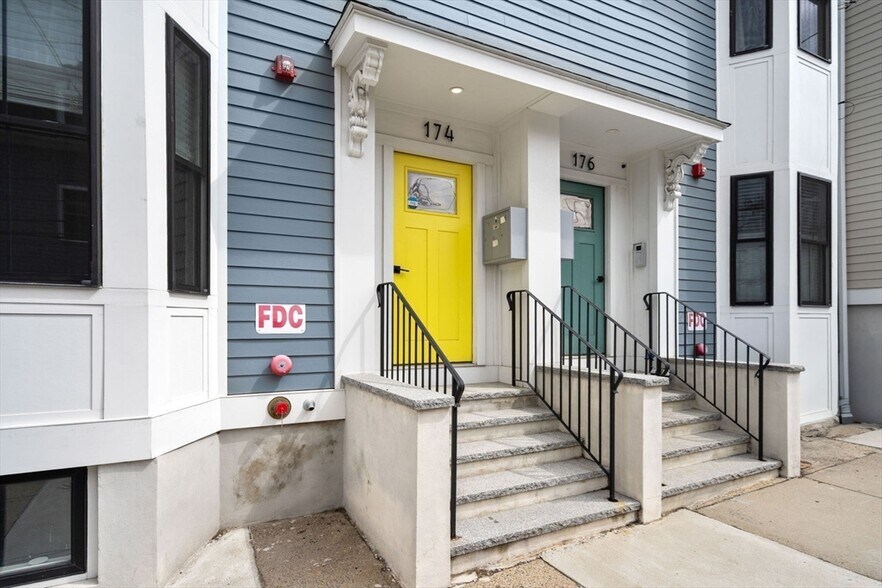 Building Photo - 174 W 7th St