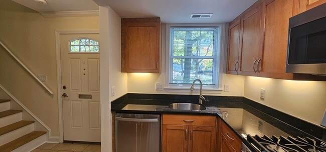 Building Photo - Spacious 2-bedroom townhouse on beautifully landscaped grounds.