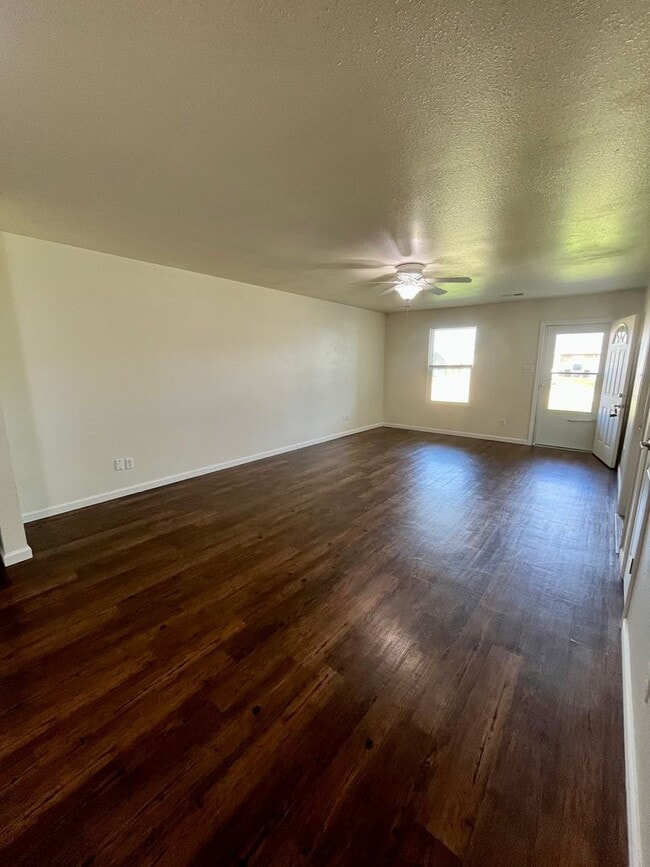 Building Photo - All Inclusive Duplex | 3 Bed |  2 Bath