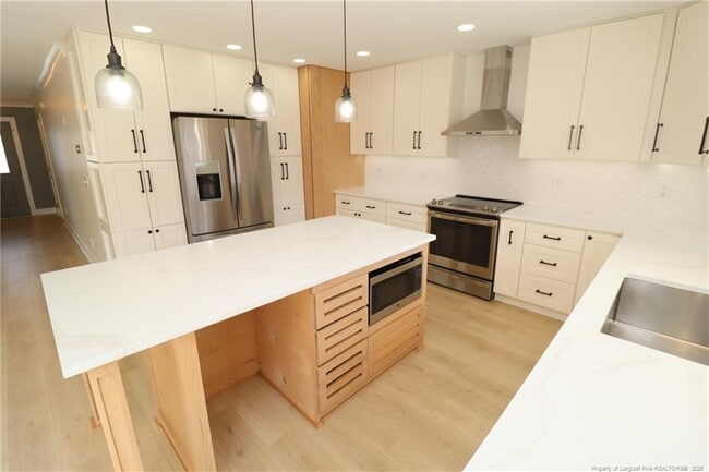 Building Photo - 240 Trayesan Dr