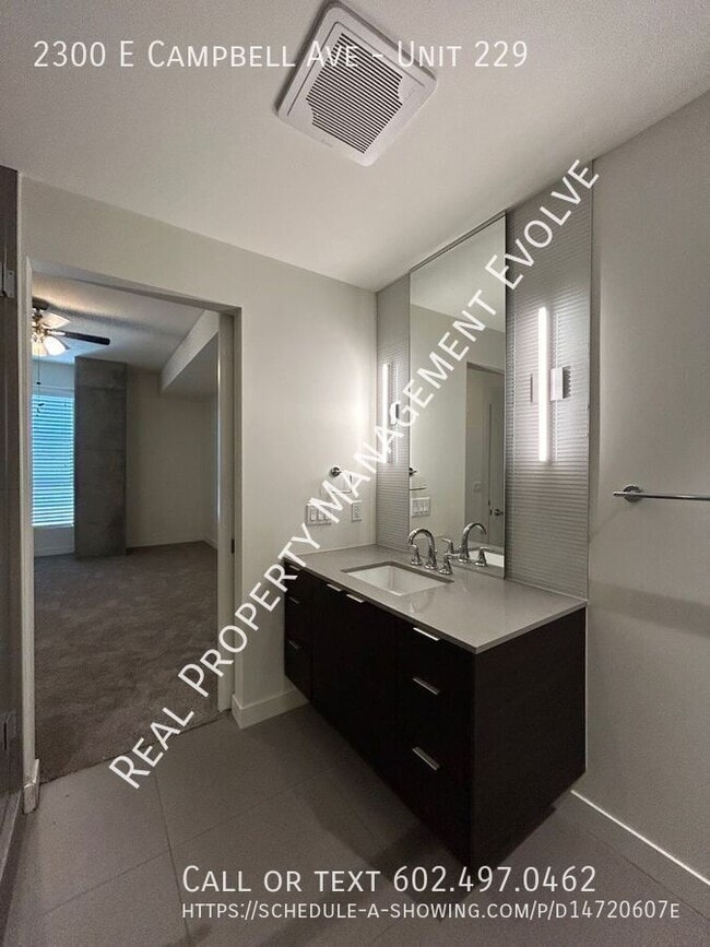 Building Photo - Luxurious Living In This High-end Condo! *...