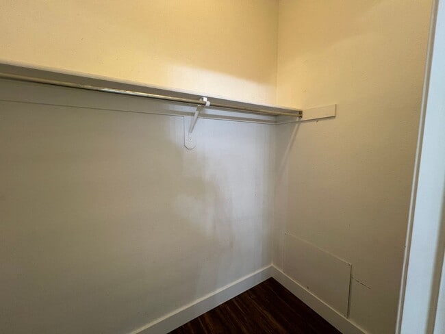 Building Photo - 985 N Daisy Ln