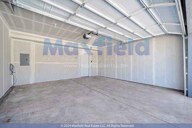 Building Photo - Beautiful Interior Townhouse - 3BD 3BA 2GA