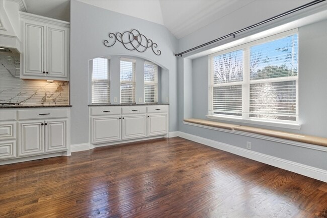 Building Photo - 2324 Lynbridge Dr