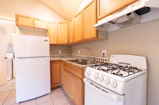 Building Photo - 330 Gem Ln