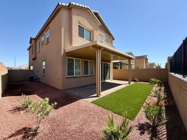 Building Photo - GORGEOUS 4 BED 3 BATH 2 CAR GARAGE SINGLE FAMILY HOME W/ LOFT, VAULTED ENTRYWAY, BACKYARD, AND BE...