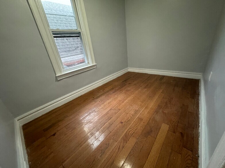 Building Photo - 827 S 14th St