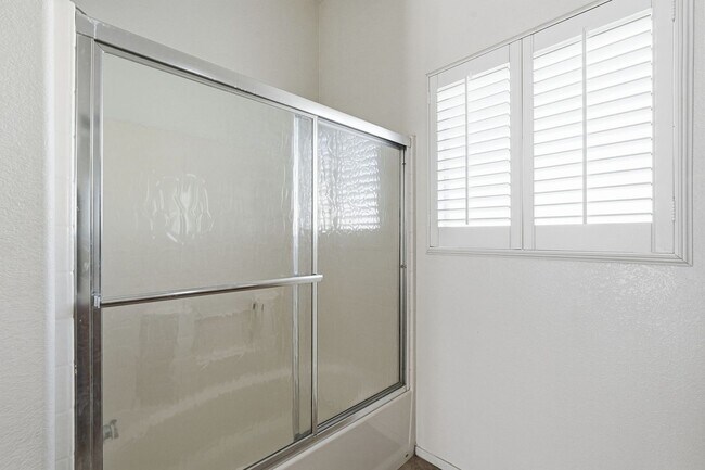 Building Photo - Gated Community, close to 101 and Arrowhead!