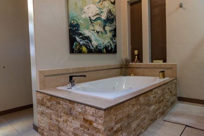 Building Photo - Stunning 4 bedroom, 2,5 bath home in West ...