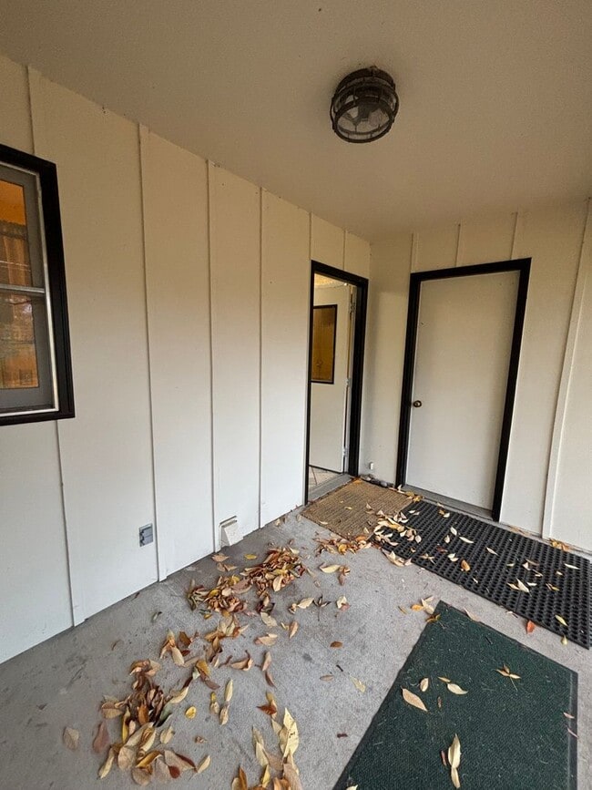 Building Photo - Spacious 4BR, 2.5BA home on 1.3 acres in Orchard Homes