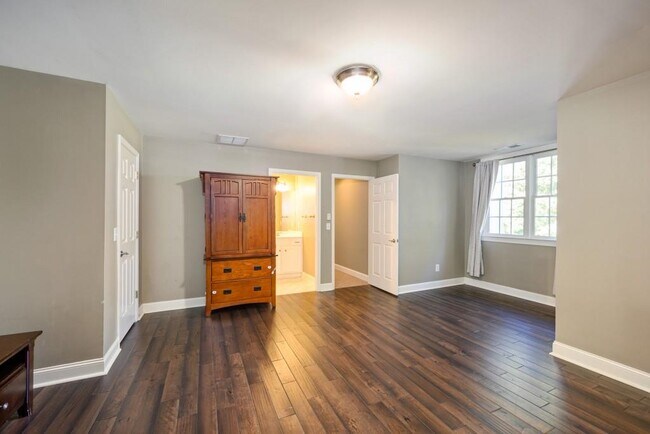 Building Photo - 4878 Long Island Dr NE
