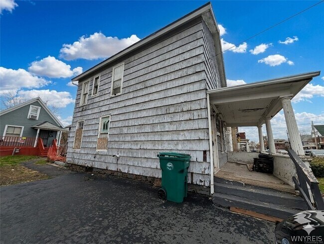 Building Photo - 616 7th St