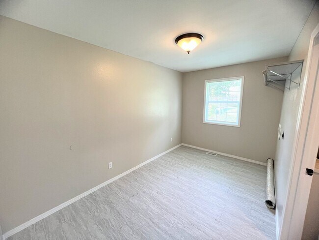 Building Photo - Fenced home close to FLW!