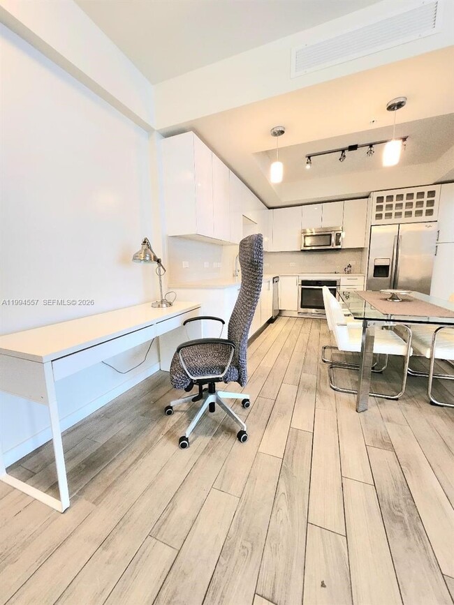 Building Photo - 999 SW 1st Ave