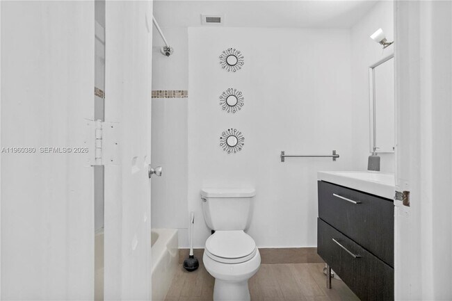 Building Photo - 500 Bayview Dr