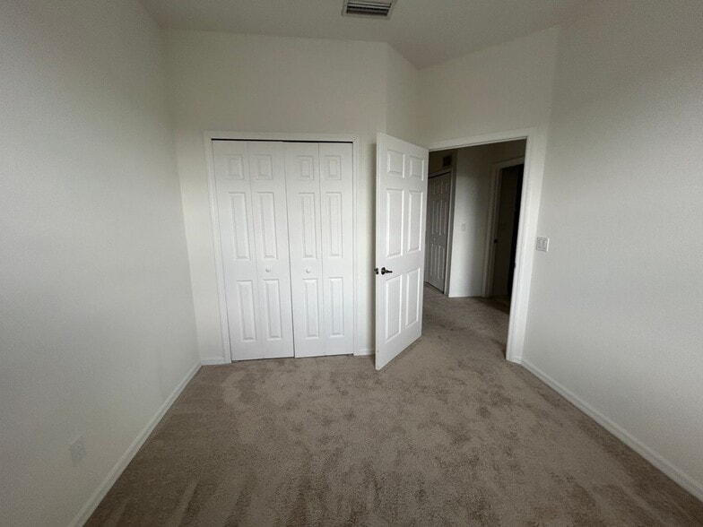 Building Photo - Spacious 3/2  in gated community off Colonial Blvd