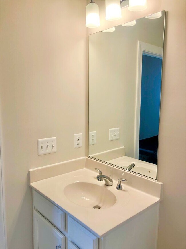 Building Photo - Newly Built Townhome with Tons of Space an...