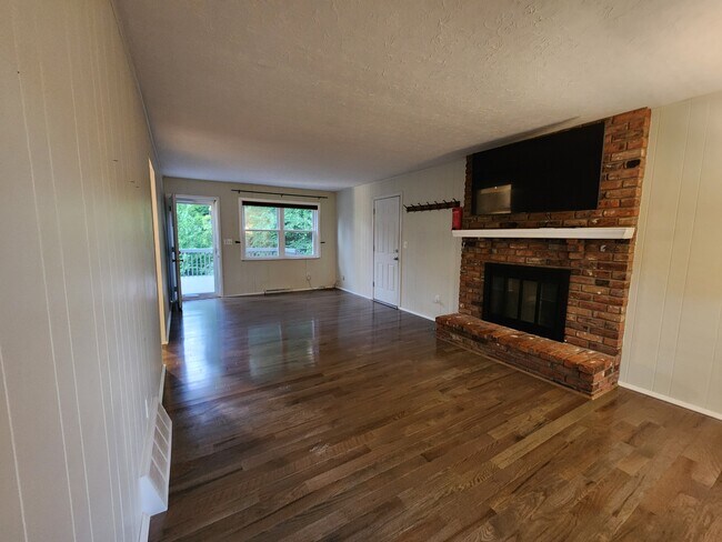 Building Photo - 720 Woodfield Dr