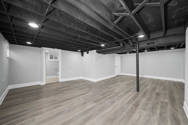 Building Photo - 9624 W Shore Dr