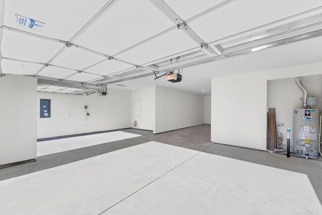 Building Photo - 5 Bedroom 2.5 Bath FOUR CAR GARAGE Eagle, ...