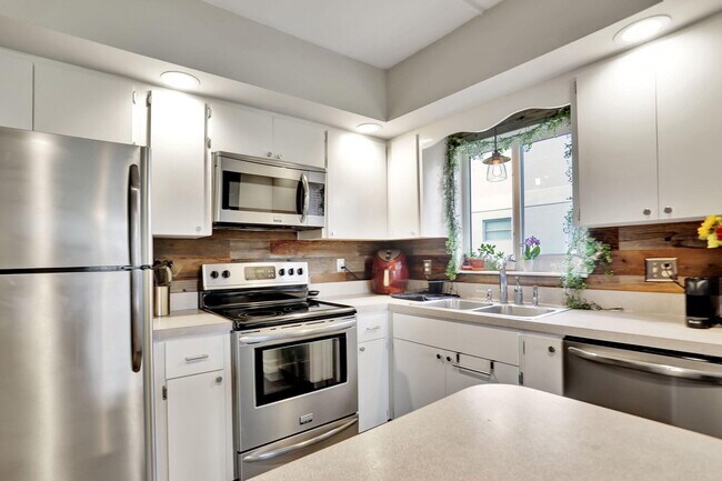 Building Photo - 2800 NE 28th St