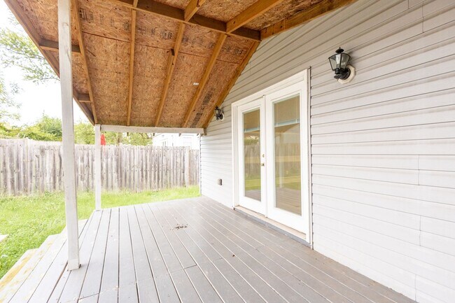 Building Photo - Cozy 3 BR/2 BA Single-Family Home in Halet...