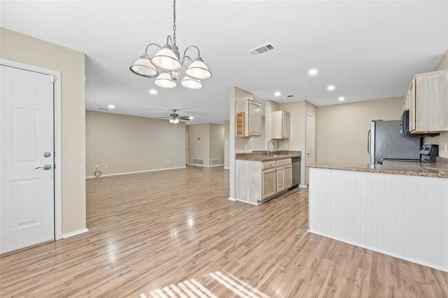 Building Photo - 210 Mesquite Cir
