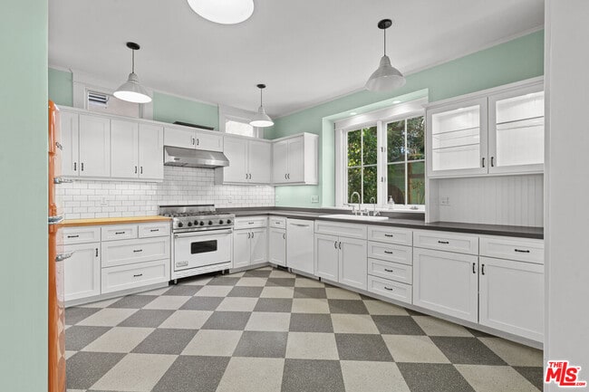 Building Photo - 813 Crestmoore Pl