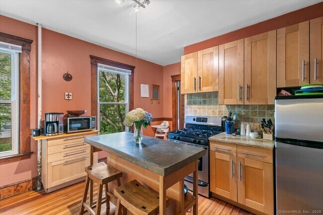Primary Photo - 146 Mansfield St