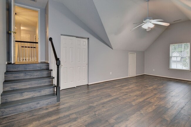 Building Photo - Spacious Home on Wooded Lot!