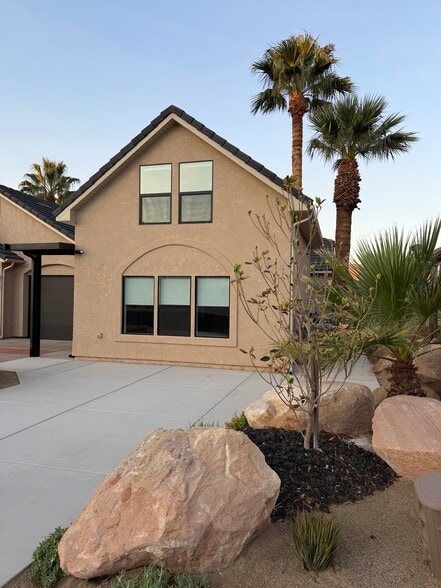 Building Photo - 1758 Point Dr