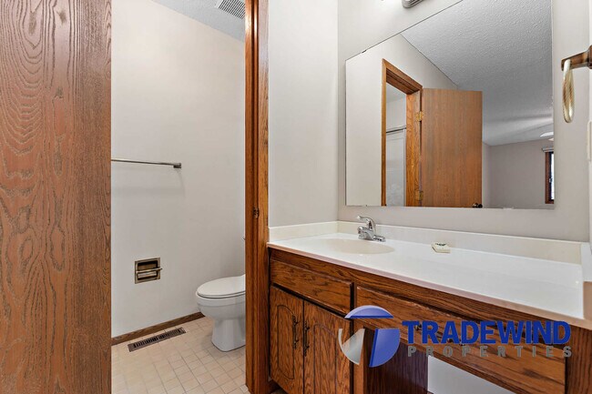 Building Photo - 560 Donegal Cir