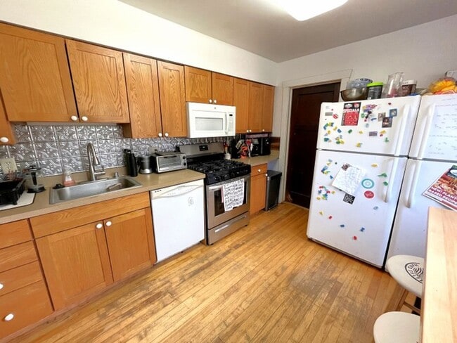 Building Photo - 1323 St James Ct