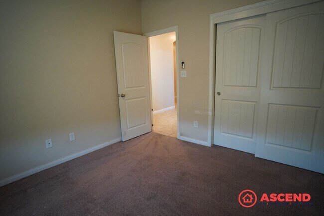 Building Photo - Stunning 4 Bed 2 Bath Home Off of Hosking and Wible!