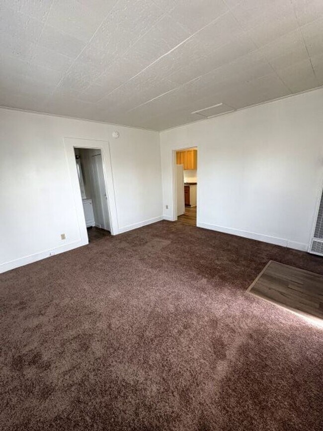 Building Photo - Studio Located Downtown Ventura, Close to ...