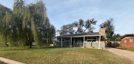 Building Photo - Beautiful 3 bed with tons of charm!