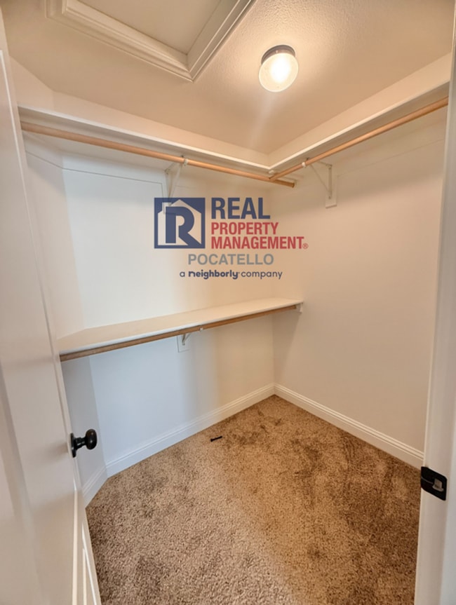 Building Photo - Beautiful 4 bed 3 bath home - 2 car garage...