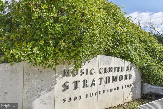 Building Photo - 10655 Montrose Ave