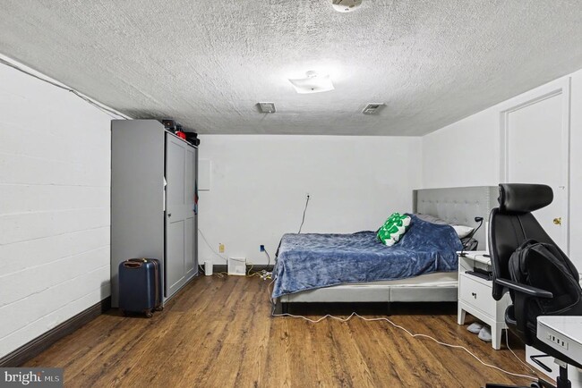 Building Photo - 216 Scott St