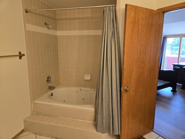 Room 1 - Shower/Tub - 2835 Springdale Ln